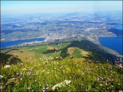 C'est également sur les bords du lac des Quatre-Cantons, près de Küssnacht, que la Reine Astrid trouva la mort dans un accident de voiture en 1935. Une chapelle lui est d'ailleurs dédiée. De quel pays était-elle l'épouse du Roi ?