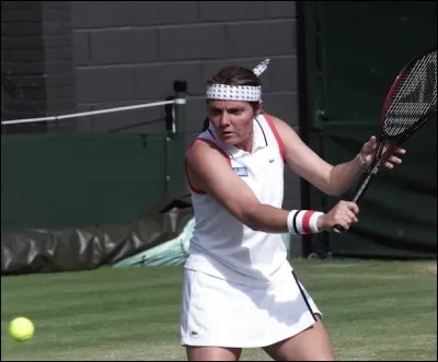 Cette joueuse de tennis française, née en 1967, a été la 3e joueuse mondiale en 2000. C'est :