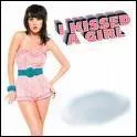 Qui a t-on vu embrasser une fille dans son clip '  I Kissed Girl ' ?