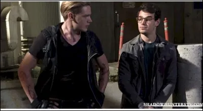 De qui Clarie est-elle amoureuse ?