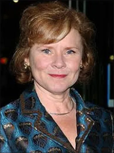 De quelle couleur sont majoritairement les vêtements de Dolores Ombrage ?