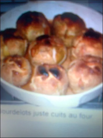 De quel département le bourdelot, appelé aussi « douillon », est-il une spécialité ?