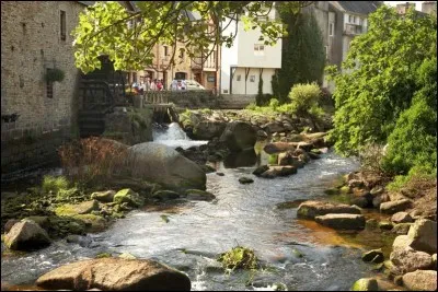 Quel est le surnom de la commune bretonne de Pont-Aven ?