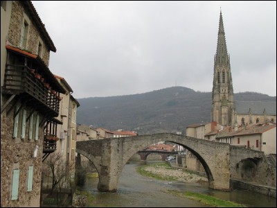 Cette ville de l'Aveyron, traversée par la Sorgues qu'enjambe un pont du XIVe siècle, c'est :