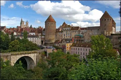 Cette ville de Côte d'Or, ville ancienne traversée par l'Armançon, c'est :