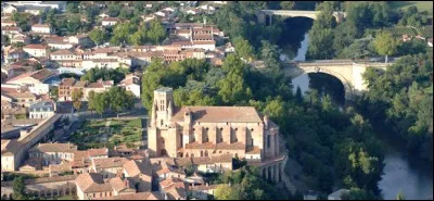 Cette ville du Tarn, traversée par l'Agout et connue pour sa Cathédrale Saint-Alain des XIIIe et XIVe siècles, c'est