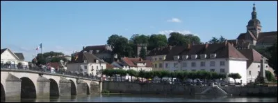 Cette ville sur la Saône, la plus importante du département de la Haute-Saône, est choisie en 1790 comme chef-lieu. La préfecture est transférée à Vesoul, moins excentrée, en 1800. C'est :