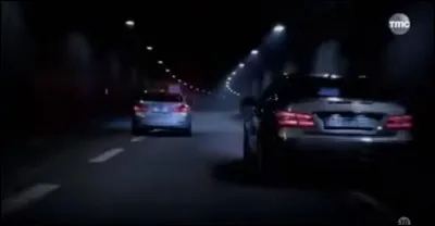 Durant combien de saisons le début de l'intro est-il une course dans un tunnel entre la Mercedes et la BMW ?