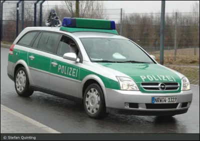 Durant les premières saisons, les voitures de police non banalisées sont blanche et verte. À partir de quelle saison deviennent-elles grise et verte ?