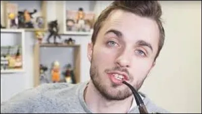 Quel est le pseudo de Squeezie sur Fortnite ? (Le 26/11/2018). J'ai mis la date au cas où il changerai de pseudo.