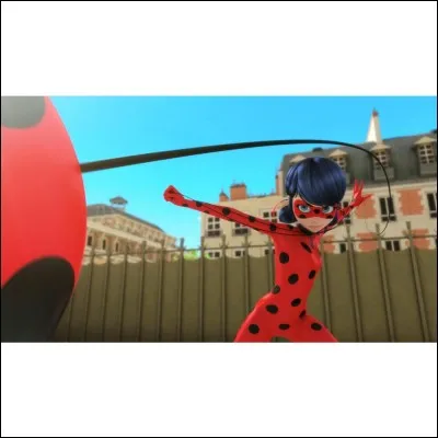 Dans "Maledikteur", combien de fois Ladybug utilise-t-elle son Lucky Charm ?
