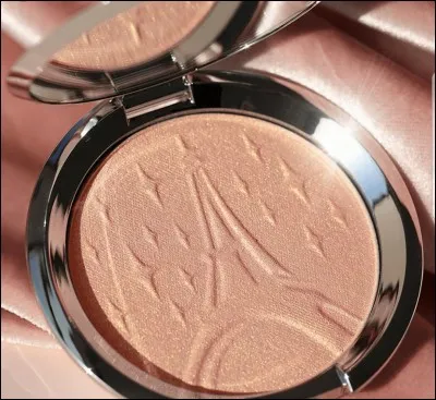 Quelle célèbre youtubeuse française a créé son propre highlighter baptisé "Parisian Lights" en collaboration avec la marque Becca Cosmetic ?