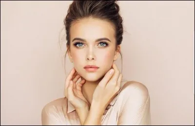 Après l'application de chaque matière, quelle étape ne doit surtout pas être oubliée afin d'obtenir un fini naturel et homogène ?