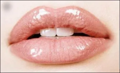 Dans la chanson "Ça m'énerve", qui chante les paroles "le rouge à lèvres c'est fini, maintenant c'est le gloss" ?