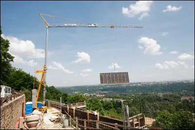 Quelle est la marque de cette grue ?