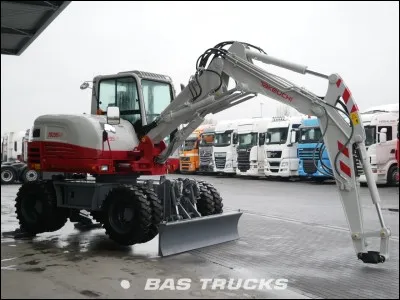 De quelle marque est cette mini pelle sur pneus ?