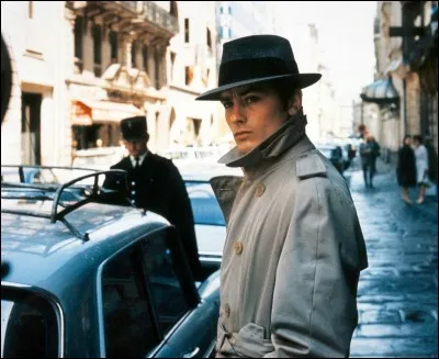 En 1967, il tient le rôle d'un tueur solitaire, Jef Costello, dans "Le Samouraï". Qui est le réalisateur du film ?