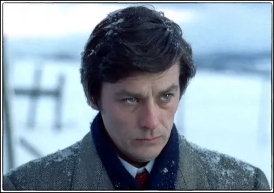 Dans "Les Granges Brûlées", Delon interprète le rôle du juge d'instruction. Quelle actrice incarne Rose, la chef de famille énergique qui se dresse contre lui ?