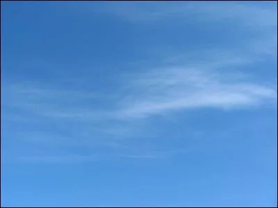 De quelle couleur est le ciel (quand il fait beau) ?