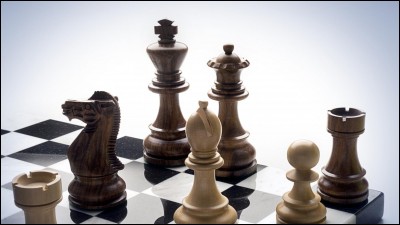 Quelle couleur commence toujours une partie d'échecs ou de dames ?