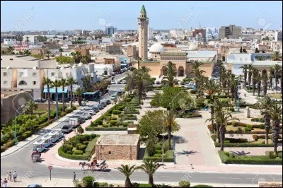Cette ville côtière de Tunisie, située sur une presqu'île au sud-est du golfe d'Hammamet, c'est :
