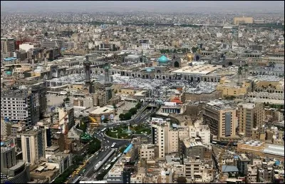 Cette ville nord-est de l'Iran, deuxième plus grande ville du pays avec 4 millions d'habitants, l'une des villes les plus saintes du chiisme, c'est :