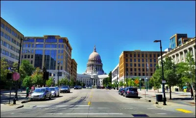 Cette ville américaine, capitale de l'État du Wisconsin, entourée par quatre lacs, c'est :