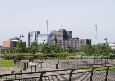 Cette ville anglaise, dans le Yorkshire, sur la rivière Tees, port industriel sur la mer du Nord, c'est :