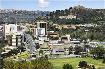 Cette ville africaine, capitale et seule ville importante du Lesotho, c'est :