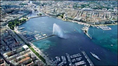 Mada voudrait bien savoir combien d'habitants contient la ville de Genève, environ, aujourd'hui.