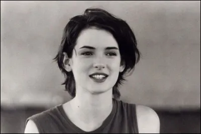 Finalement, Mada s'est giflée.
Le fait d'oublier le nom de famille de cette merveilleuse actrice, prénommée Winona, l'a rendue folle.
Ce serait sympa d'avoir pitié d'elle et de le lui rappeler.