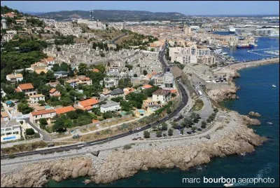 "Le Cimetière marin" est un poème écrit par...