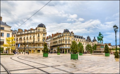 Combien y a-t-il d'habitants à Orléans en 2018 ?