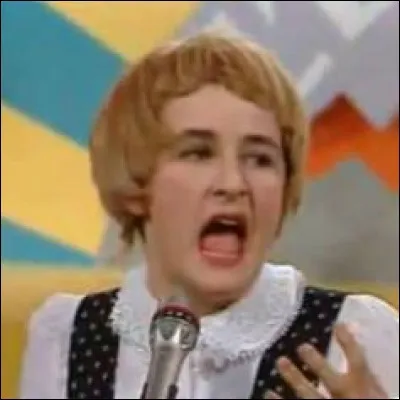 Valérie Lemercier incarne la petite Odeline Fion dans le sketch ''L'École du fan''. De quelle chanteuse ou de quel chanteur ''mort'' veut-elle interpréter une chanson ?