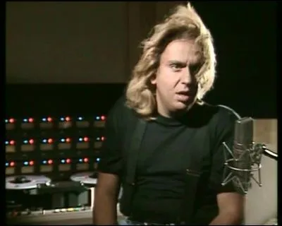 Dominique Farrugia chante ''Vous me subirez'', une parodie de ''Je te survivrai''. Qui a sorti cette chanson en 1990 ?