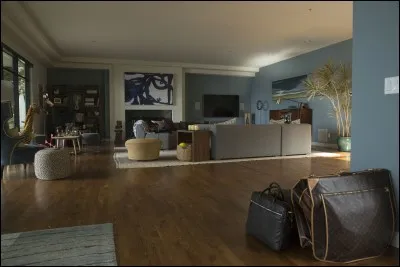 Il s'agit d'une villa avec une grande terrasse, dans laquelle vit un couple avec deux jeunes enfants. S'ils disposent largement de moyens de vivre dans un grand confort, c'est pourtant la maison du malheur. Chez qui est-on ?