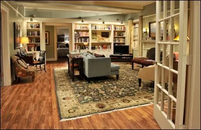 Il s'agit d'un appartement luxueux, situé à Chicago, qui connaitra un appareillage policier, qui servira de bureau de société, qui ne sera jamais vraiment un havre de paix. Chez qui est-on ?