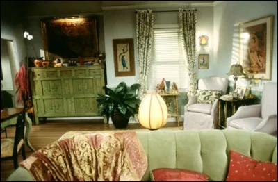 Il s'agit d'un appartement, situé à New-York, qui finira meublé de choses anciennes, du temps passé, de jadis... et notamment d'une superbe table d'apothicaire. Chez qui est-on ?