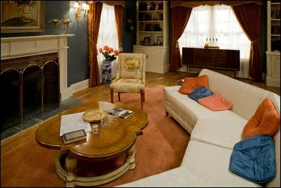 Il s'agit du salon d'un pavillon de banlieue chic, non loin de New-York. L'ordre y règne car la maitresse de maison est à la limite du psychorigide, et son mari, qui travaille à Manhattan, ne s'intéresse pas du tout à l'intendance. Chez qui est-on ?