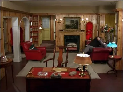 Il s'agit d'un appartement, situé à Londres, dans lequel il n'est pas rare de prendre quelques coups ou de boire du champagne. Chez qui est-on ?