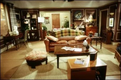 Il s'agit d'un appartement avec vue sur cour intérieure, situé à New-York. Il en a fallu des efforts pour réussir à le louer, jusqu'à se dénuder. Chez qui est-on ?