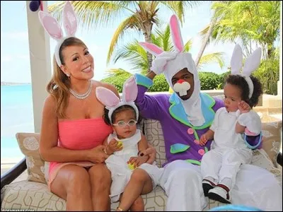 Sous ces oreilles de lapin, en famille, une chanteuse qui a du coffre