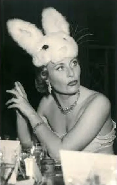 Sous ces oreilles de lapin, une actrice qui était réputée pour le saphir de ses yeux