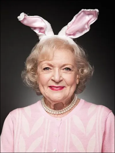 Sous ces oreilles de lapin une vétérante de la TV et du cinéma, dont on ne peut oublier le personnage hilarant de Rose Nylund