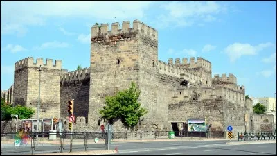 Au croisement de cinq routes, quelle ville se trouve au pied du mont Erciyes et poss&egrave;de toujours des murs de l'&eacute;poque Seljuk ?