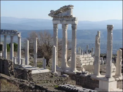 Quelle ville ancienne sur le sommet d'une colline au-dessus de la ville moderne de Bergama fut assi&eacute;g&eacute;e par les Grecs &eacute;oliens ?