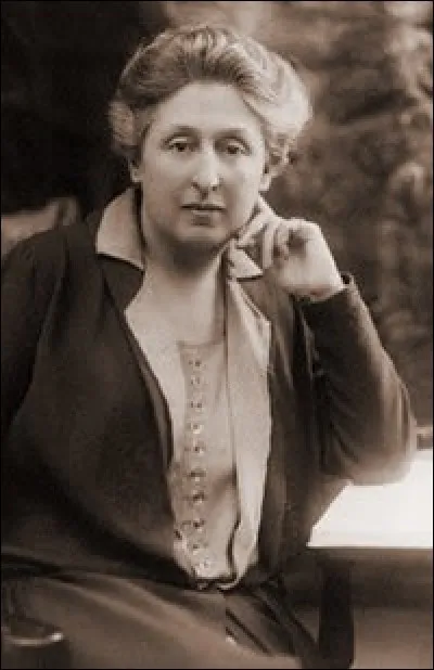 Cette femme politique (1877 - 1946), sous-secrétaire d'État à l'Éducation nationale dans le premier gouvernement de Léon Blum, en 1936, fait partie des trois premières femmes membres d'un gouvernement français, alors que les Françaises n'ont pas le droit de vote. C'est :