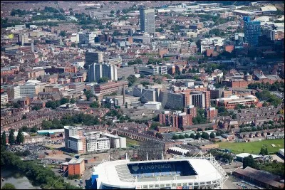 Cette ville anglaise de 330 000 habitants, dans les Midlands, c'est :