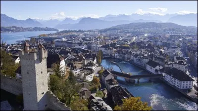 Cette ville suisse de 75 000 habitants, au bord du lac des Quatre-Cantons, connue pour ses ponts couverts en bois, c'est :