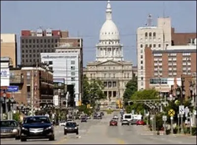 Cette ville des Etats-Unis, petite capitale de l'Etat du Michigan, c'est :